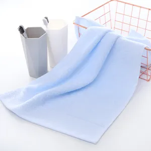 Weiches Baumwoll-Handtuch in hellem Blau für den Haushalt, minimalistisch und sehr saugfähig.