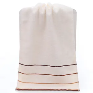 Zachte absorberende katoenen gezichtshanddoek met elegante bruine strepen voor dagelijks gebruik.