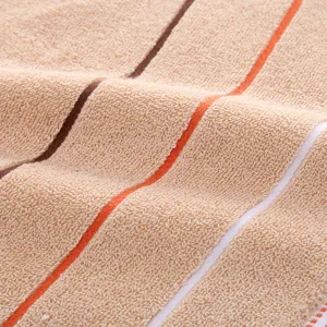 Gedetailleerde close-up van zachte katoenen handdoek met fijne lustechnologie en mooie strepen.