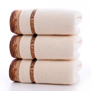 Verdicktes Baumwoll-Gesichtshandtuch Detail, weicher und saugfähiger Stoff in elegantem Beige.