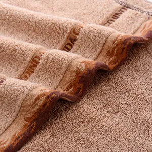 Verdichtetes reines Baumwolltuch mit weicher Plüschtextur, hochwertiges braunes Handtuch.