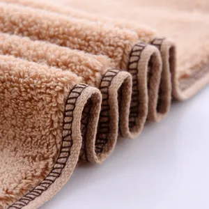 Detailaufnahme des dichten Frotteestoffs, weiche Textur und sauber genähter Randbereich.