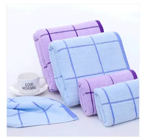 Zachte katoenen ruitjes badhanddoek en gezichtshanddoek set, absorberend en comfortabel.