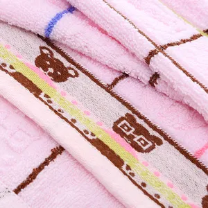 Morbido asciugamano per bambini in cotone rosa con simpatico motivo jacquard di orso.