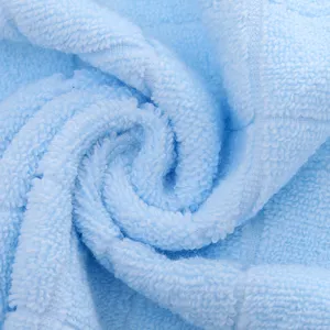 Weiches blaue Handtuch aus reiner Baumwolle für den Alltag, saugfähig und dick verarbeitet.