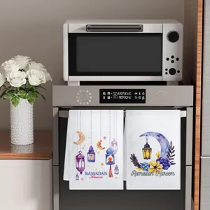 Vue détaillée de la serviette de cuisine en microfibre thème Ramadan avec lune et lanterne.