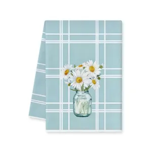 Canovaccio da cucina a quadri blu con motivo di margherite bianche in vaso dettaglio.