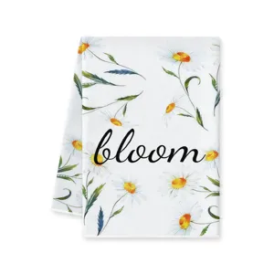Cannovaccio da cucina margherite con stampa floreale ad acquerello e scritta chic bloom per casa.