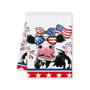 Gedetailleerd uitzicht op de patriotische koeienkeukenhanddoek met Amerikaanse vlagprint.