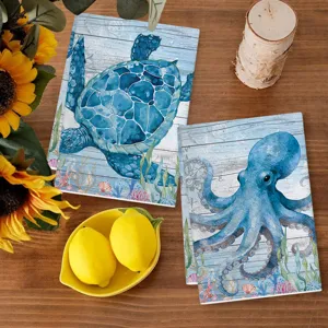 Detail van zeeleven keukendoek met levendige aquarel zeeschildpad en octopus print, absorberend.