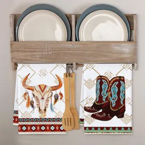 Vista dettagliata di strofinacci da cucina decorativi con motivi di teschio di toro e stivali.