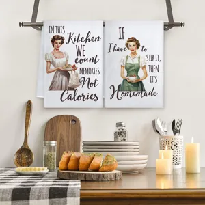 Set petseton kouzinas apo mikroina vintage me retro grafikou print gia tin kouzina sas.