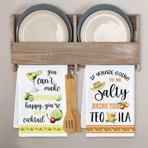 Set di strofinacci da cucina stampati con cocktail estivi e supporto in legno rustico