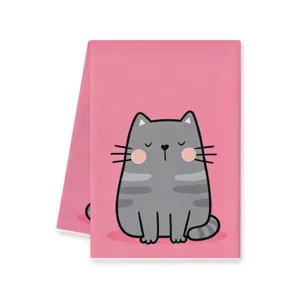 Detalle de cerca de la toalla de cocina de microfibra rosa con lindo gato gris regordete.