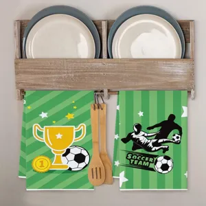 Canovaccio da cucina a tema calcistico con trofeo e stampa di pallone per uso quotidiano.