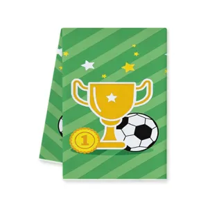 Vista dettagliata del panno da cucina a righe verdi con stampa di pallone e trofeo.