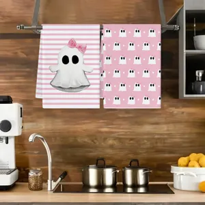 Vista di dettaglio di strofinacci da cucina con fantasmi rosa e fiocchi carini per Halloween.
