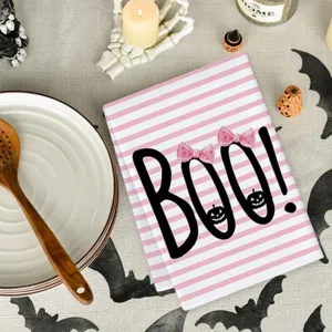 Vista dettagliata del simpatico asciugamano da cucina Halloween a righe rosa con stampa BOO.