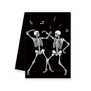 Πετσέτα κουζίνας Halloween σκελετός με αστείο σχέδιο χορού, μαύρη και λευκή γιορτινή πετσέτα.