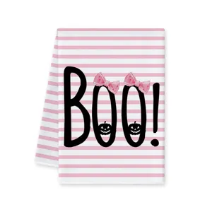 Bellissimo asciugamano da cucina Halloween rosa a righe con stampa BOO e fiocchetto.
