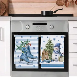 Set di strofinacci da cucina natalizi con pattini da ghiaccio blu e pupazzo di neve.