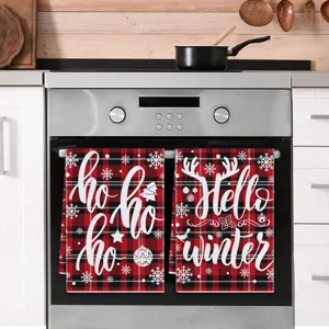 Kerst keukenhanddoek set met rood-zwarte ruitjes en feestelijke winterse printdecoratie.