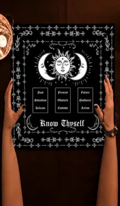 Close-up detail van het zwarte tarot tafelkleed met mystiek zon maan en astrologie patroon design.