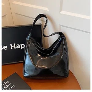 Borsa a spalla classica in pelle verniciata nera, grande borsa hobo casual per ogni giorno.