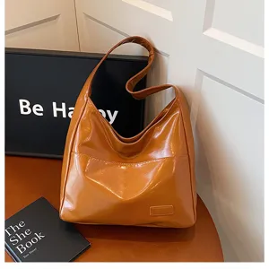 Borsa a spalla grande tinta unita elegante da donna vista dettagliata stile autunnale.