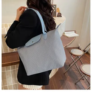 Casual shoulder tote bag for women, stylish large capacity commuter handbag with top handle.