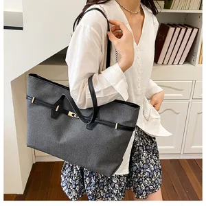 Retro large capacity shoulder tote bag for women, stylish commute bag with premium look detail.