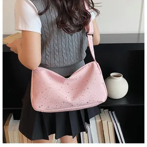 Detailweergave van de roze schoudertas met sterrenprint, brede riem en casual dagelijks.