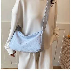 Lichtblauwe crossbody tas met sterrenprint detail, casual schoudertas met brede schouderband.