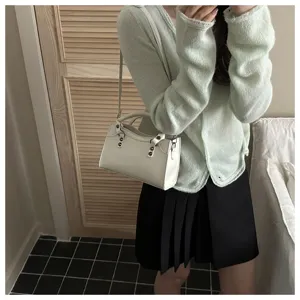 Retro solid color small square handbag for women, versatile shoulder crossbody bag for summer commuting.