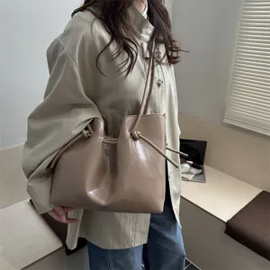 Κομψή γυναικεία τσάντα shopper από λουστρίνι, vintage τσάντα ώμου με λεπτομέρειες κόμπου.