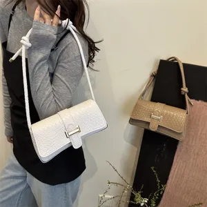 Elegante bolso de hombro con patrón de serpiente y hebilla metálica para mujeres.