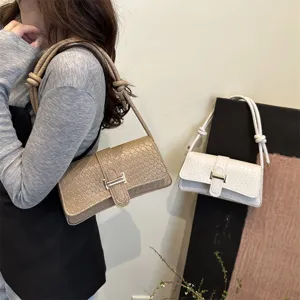 Bolso de hombro elegante con textura tejida y cierre metálico elegante para mujeres modernas.