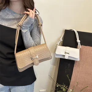 Vista detallada del bolso de hombro para mujer de moda con correa de nudo y cierre.