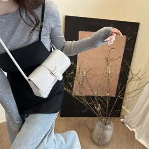 Chic bolso de hombro blanco con estampado de serpiente y cierre metálico, bolso de moda.