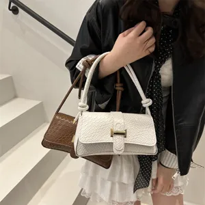 Bolso de hombro de moda para mujer con patrón de serpiente y cierre metálico.