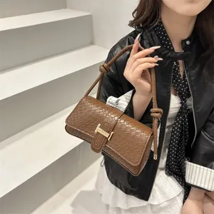 Bolso de hombro marrón elegante con textura de serpiente y hebilla H de metal para mujer.