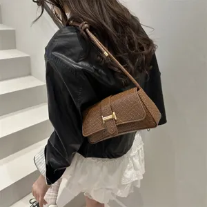 Bolso de hombro de cuero trenzado marrón, elegante bolso de mujer con cierre metálico.