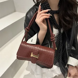 Bolso de hombro de cuero burdeos con textura tejida, elegante bolso cruzado para mujer.