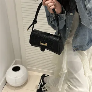 Bolso de hombro de cuero tejido negro con cierre metálico, bolso cruzado elegante.