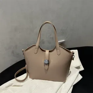 Detaillierte Ansicht der schicken beige Vintage Eimer Handtasche mit Metallverschluss.