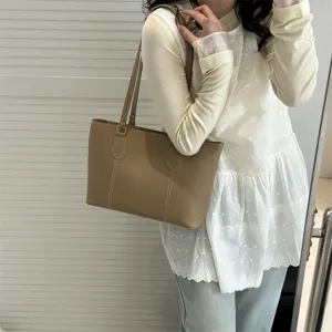 Vue détaillée du sac cabas marron en cuir souple avec grande capacité pour tous les jours.