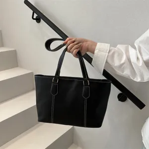 Élégant sac cabas souple noir, grand sac porté épaule minimaliste pour le quotidien.
