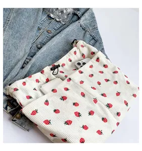 Süße Erdbeer-Print Cord Umhängetasche, lässige Damen Schultertasche mit modernem Design.