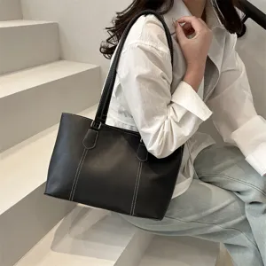 Detail sac cabas noir en cuir PU, grand sac a epaule minimalistique pour femme utilisation.