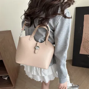 Detailaufnahme der beigen PU Leder Beuteltasche mit Metallschloss Vintage Umhängetasche.